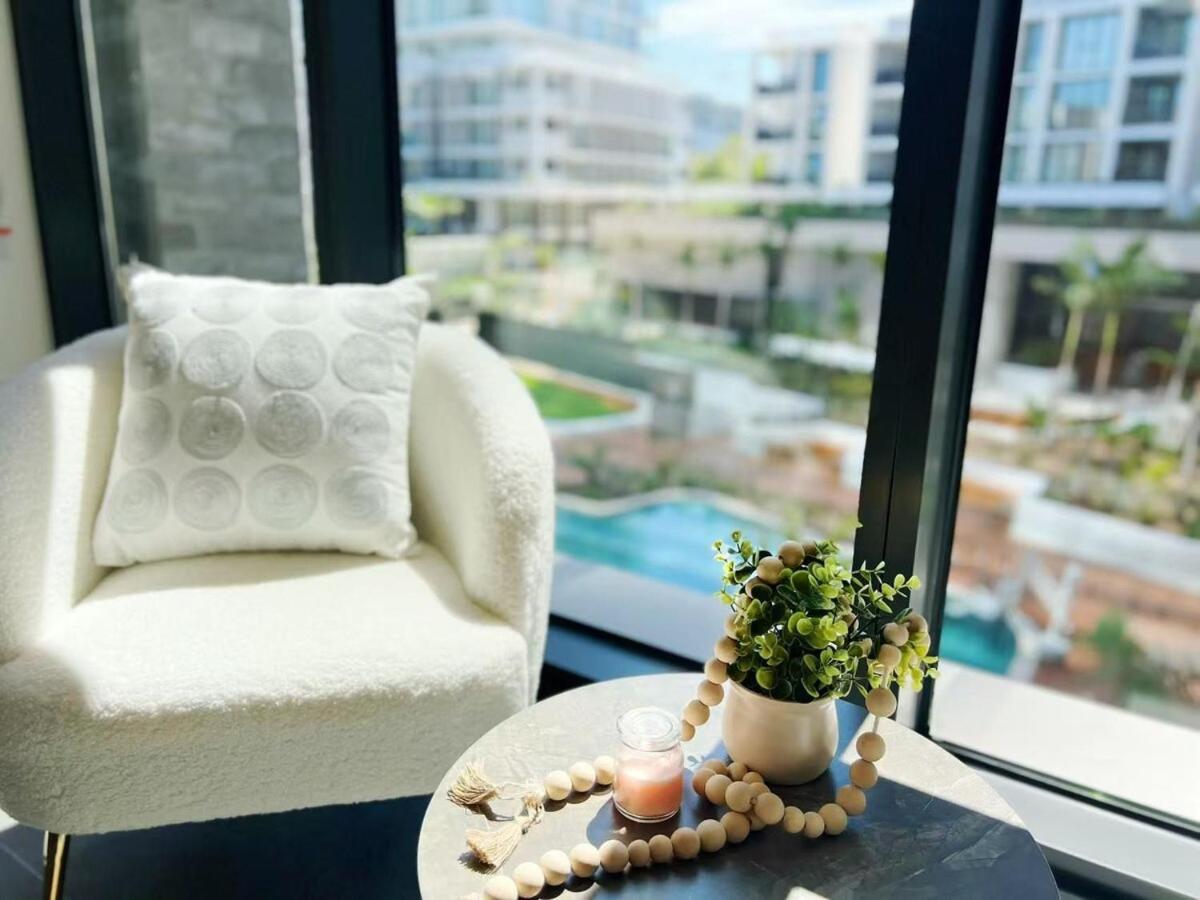 Luxury Poolside 2 Bedroom Apt In Olympic Park Apartment